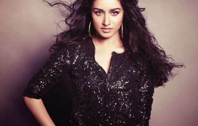 Shraddha Kapoor cheers her Rock On 2 team while shooting for Baaghi!